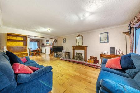 Lounge/Dining Room: