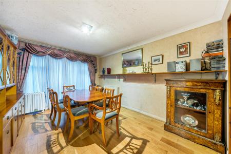 Lounge/Dining Room: