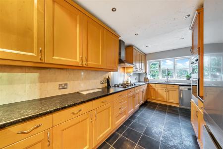 Kitchen/Breakfast Room: