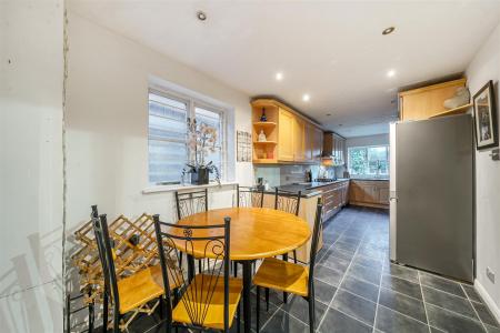 Kitchen/Breakfast Room: