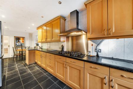 Kitchen/Breakfast Room: