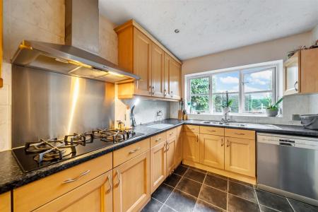 Kitchen/Breakfast Room: