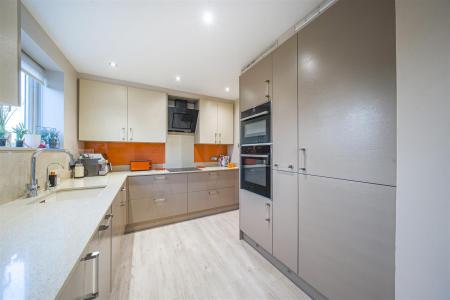 Kitchen/Breakfast Room: