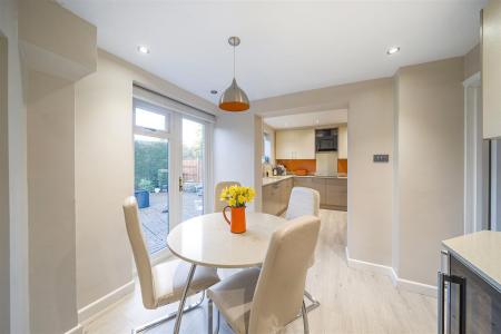 Kitchen/Breakfast Room: