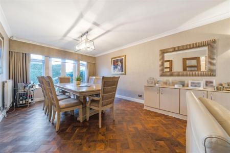 Lounge/Dining Room: