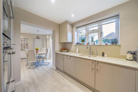 Kitchen/Breakfast Room: