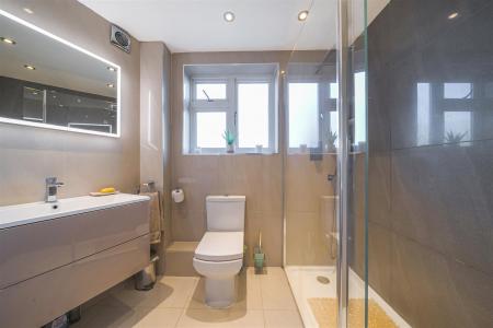 En Suite Shower Room: