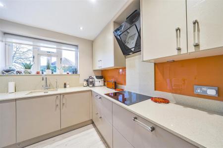 Kitchen/Breakfast Room: