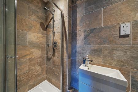 En Suite Shower Room: