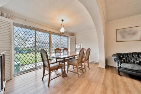 Lounge/Dining Room: