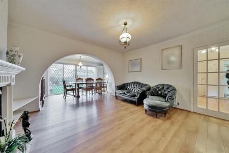 Lounge/Dining Room: