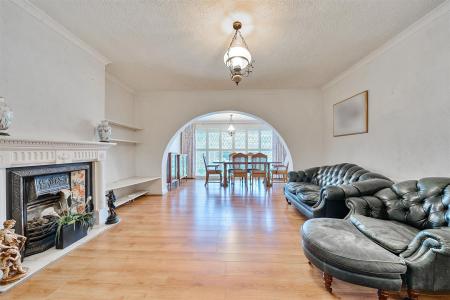 Lounge/Dining Room: