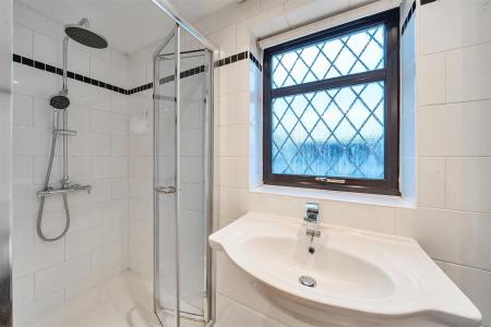 En Suite Shower Room: