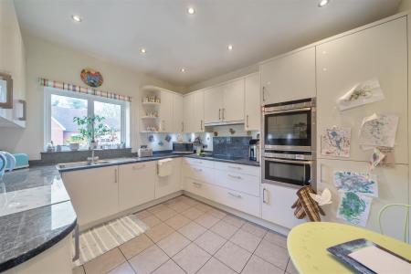 Kitchen/Breakfast Room: