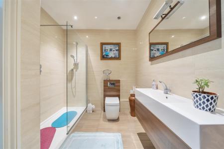 En Suite Shower Room: