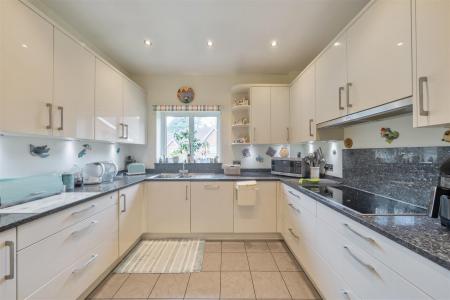 Kitchen/Breakfast Room: