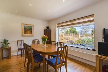 Living Room/Dining Room: