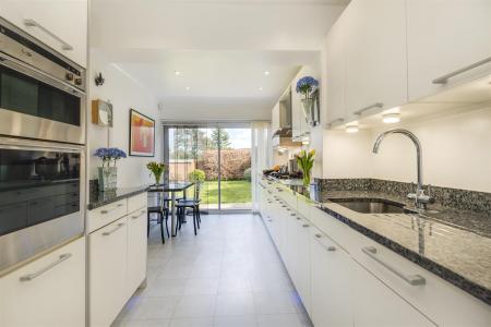 Kitchen/Breakfast Room: