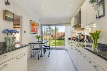 Kitchen/Breakfast Room: