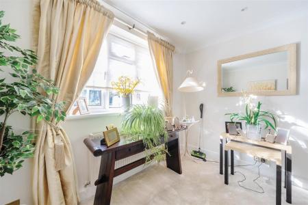Lounge/Dining Room: