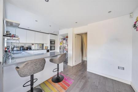Kitchen/Breakfast Room: