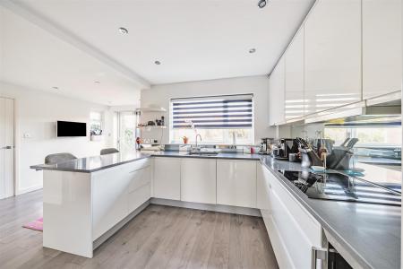 Kitchen/Breakfast Room: