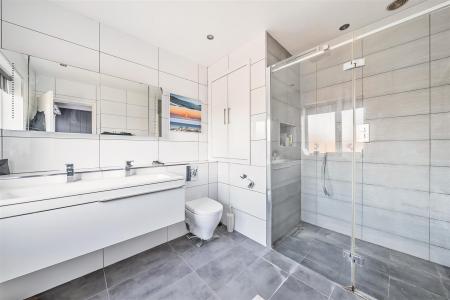 En Suite Shower Room: