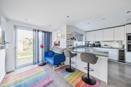 Kitchen/Breakfast Room: