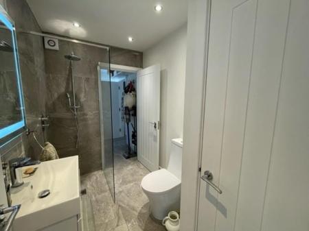 Guest Shower Room: