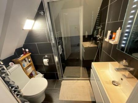 En Suite Shower Room:
