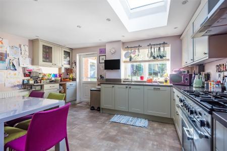 Kitchen/Dining Room: