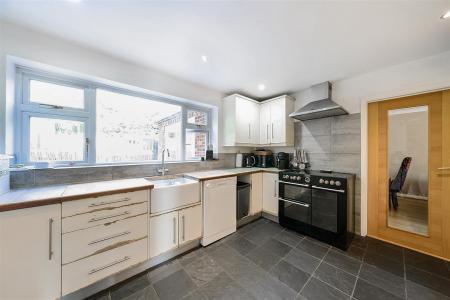 Kitchen/Breakfast Room: