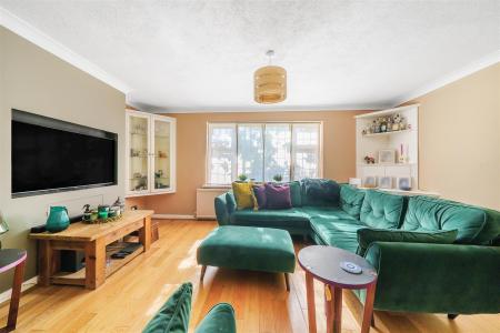 Lounge/Dining Room: