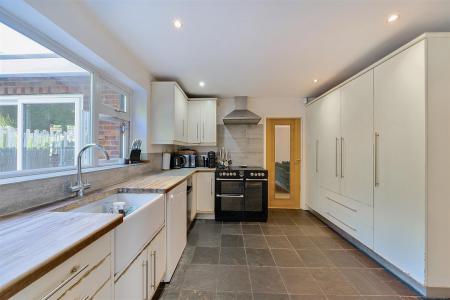 Kitchen/Breakfast Room: