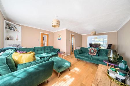 Lounge/Dining Room: