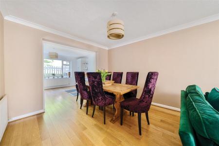 Lounge/Dining Room: