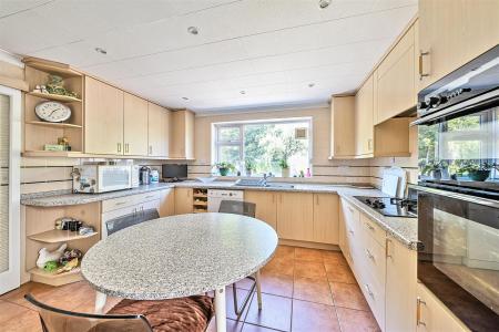 Kitchen/Breakfast Room: