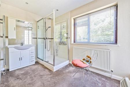 En Suite Shower Room: