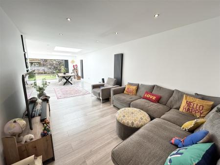 Living Room/Open Plan Kitchen/Diner: