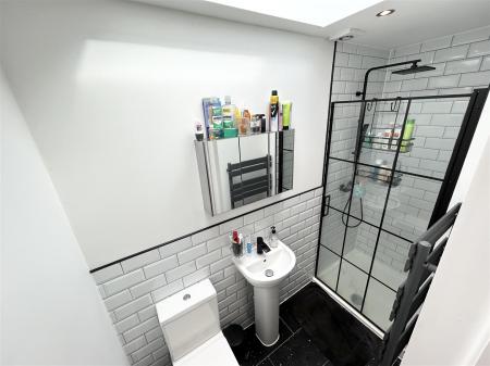 En Suite Shower Room:
