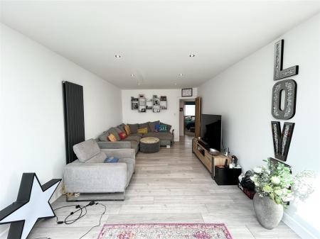 Living Room/Open Plan Kitchen/Diner: