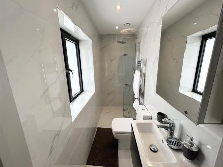En Suite Shower Room: