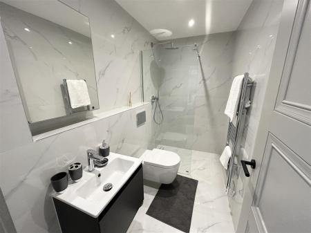 En Suite Shower Room: