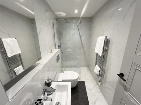En Suite Shower Room: