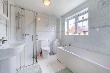 En Suite Bathroom: