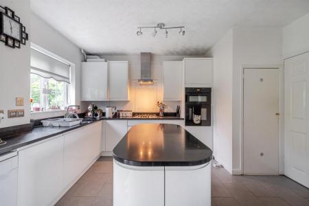 Kitchen/Breakfast Room: