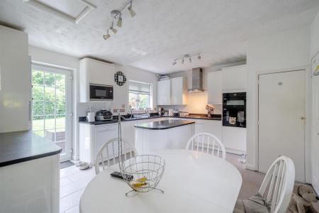 Kitchen/Breakfast Room: