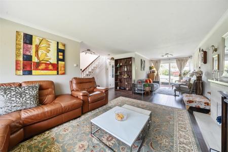 Lounge/Dining Room: