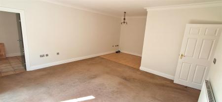 Lounge/Dining Room: