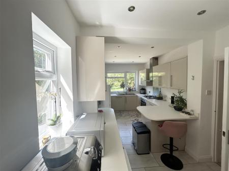 Kitchen/Breakfast Room: